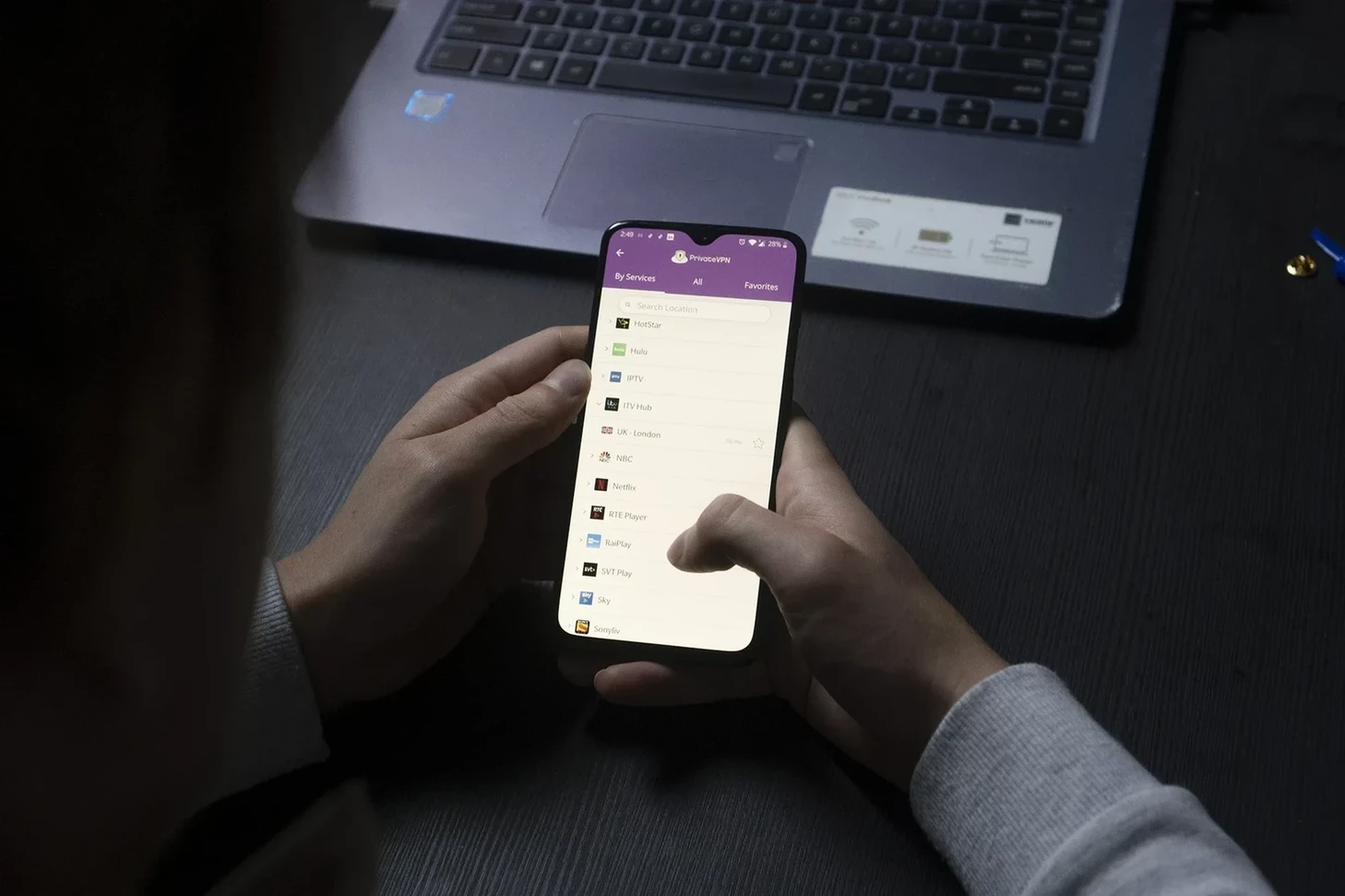 VPN的用途 – 人们使用VPN服务的真正原因  VPN（虚拟私人网路）主要用于保护用户的网路安全和隐私。虽然许多人了解VPN的基本功能，但其实还有许多其他用途。  ### 1. 增加安全性
使用VPN可以加密网路连接，保护用户的资料不被骇客或恶意软体窃取，特别是在公共Wi-Fi环境下。  ### 2. 隐私保护
VPN能隐藏用户的IP地址，让其网路活动变得更加匿名，防止第三方追踪。  ### 3. 绕过地区限制
许多视频串流服务和网站会根据地区限制内容。使用VPN可以让用户看似来自其他国家，从而轻松访问这些受限内容。  ### 4. 避免网路封锁
在某些国家或地区，政府可能会封锁特定网站或应用程式。VPN可以帮助用户绕过这些网路封锁，获取自由资讯。  ### 5. 工作与远端访问
许多企业使用VPN来允许员工安全地访问内部网路和资源，特别是对于远端工作或外出公干的员工。  这些都是人们选择使用VPN服务的原因，不仅限于网路安全，还包括隐私、便利性和对自由的追求。