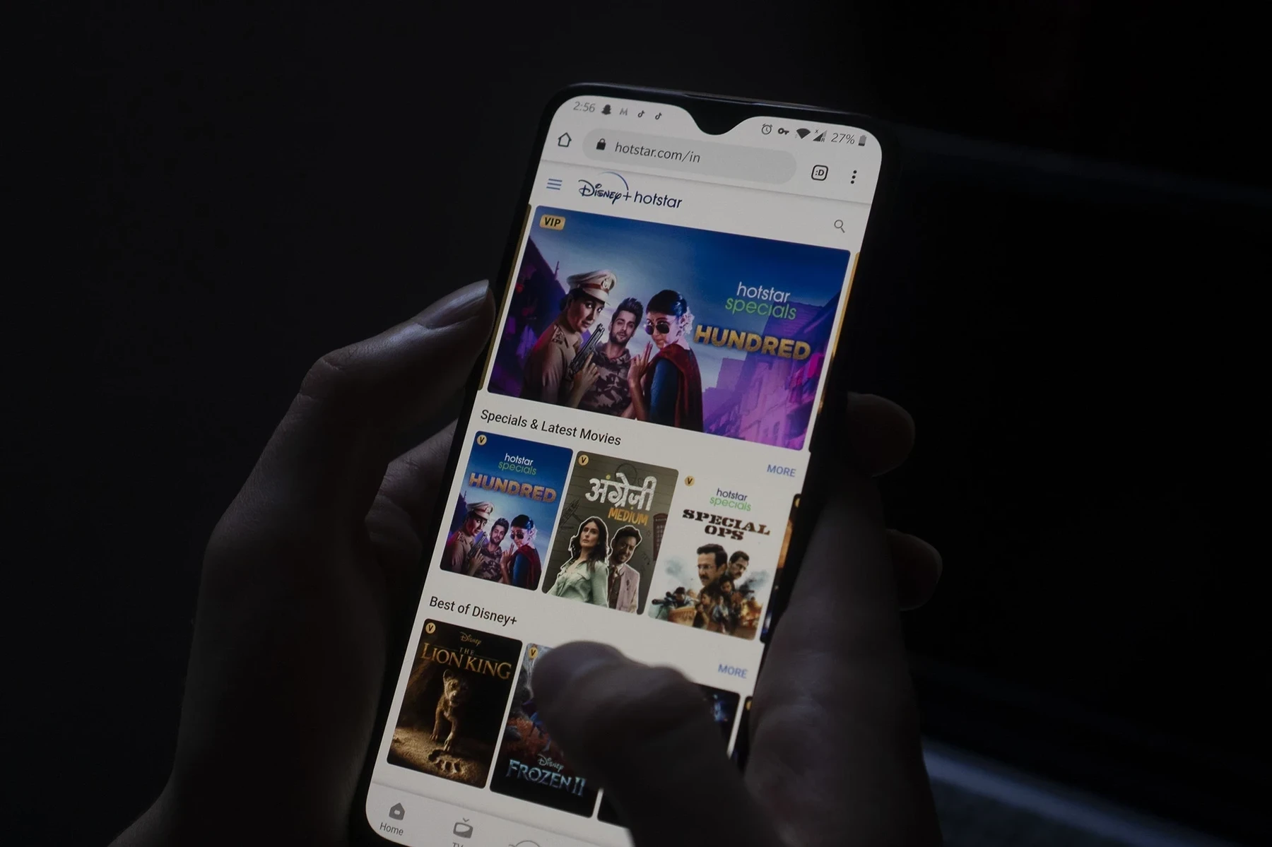 如何在阿联酋解锁 Hotstar  如果你想在阿联酋使用 Hotstar，请按照以下步骤操作：  1. **选择 VPN 服务**：选择一个可靠的 VPN 服务，能够绕过地区限制。有些推荐的 VPN 有 ExpressVPN、NordVPN 和 Surfshark。  2. **安装 VPN**：根据你的设备下载并安装 VPN 应用。  3. **连接伺服器**：打开 VPN 应用，选择一个位于印度的伺服器来连接。这样可以获得一个印度的 IP 地址。  4. **访问 Hotstar**：在连接成功后，打开浏览器或 Hotstar 应用，现在应该可以正常访问 Hotstar 了。  5. **创建帐户或登录**：如果你还没有帐户，你可以创建一个；如果有帐户，则登录即可开始观看。  请注意，使用 VPN 可能违反 Hotstar 的服务条款，请自行承担风险。